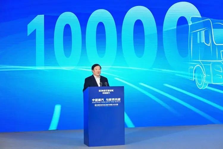 譚旭光：中國重汽單月出口破萬輛，創造了我國重型卡車行業出口的里程碑！